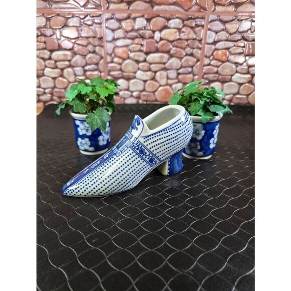 Chinoiserie Porcelain Shoe and Two Porcelain Blue Vases - Picture 4 of 10